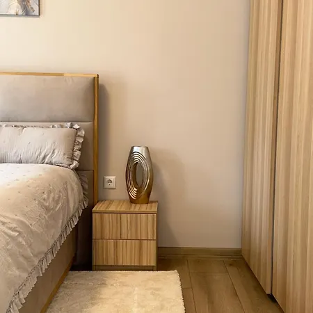 Selena 50m To Metro With Free Parking