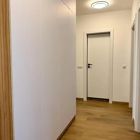 Selena 50m To Metro With Free Parking Apartament *