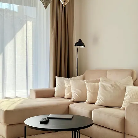 Selena 50m To Metro With Free Parking